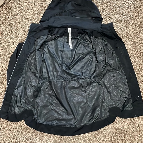 Lululemon Jacket - NWOT size 2 - Picture 6 of 10
